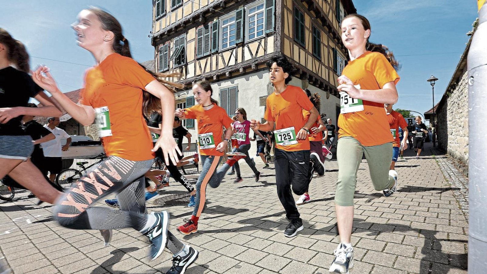 Der Start im historischen Ortskern hat bei den Illinger Läufen schon Tradition. Auch an diesem Sonntag gehen zwischen Posthof und Cyriakuskirche hunderte Teilnehmer auf die Strecke. Foto: Küppers Der Start im historischen Ortskern hat bei den Illinger Läufen schon Tradition. Auch an diesem Sonntag gehen zwischen Posthof und Cyriakuskirche hunderte Teilnehmer auf die Strecke. Foto: Küppers
