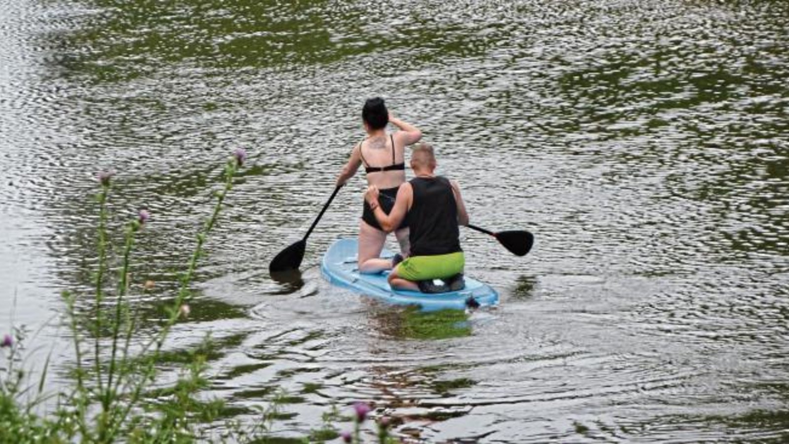Kleine Ausfahrt auf der Enz bei Vaihingen. Doch Achtung: Die Durchfahrt unter der Brückenbaustelle am Unteren Egelsee ist verboten und der Einstieg auf Freibadhöhe ist gesperrt.  Foto: Arning