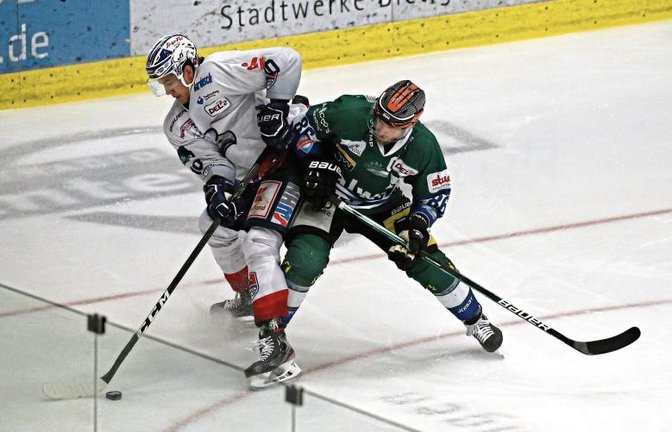 Die Bietigheim Steelers um Nikolai Goc (von rects) und die Heilbronner Falken um Josh Nicholls haben im dritten Saisonderby um jeden Zentimeter erbittert gekämpft. Foto: Baumann