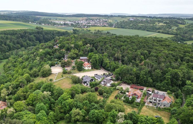 Vorne die Sonnenberg-Siedlung in der Region Stuttgart, hinten Großglattbach in der Region Nordschwarzwald. Dass die Nachbarregion den Eberdinger Teilort nicht als Wohngebiet ansehen und daher einen geringeren Abstand zu geplanten Windkraftanlagen einhalten will, stößt in der Dreiergemeinde vielen sauer auf.  <span class='image-autor'>Foto: Küppers</span>