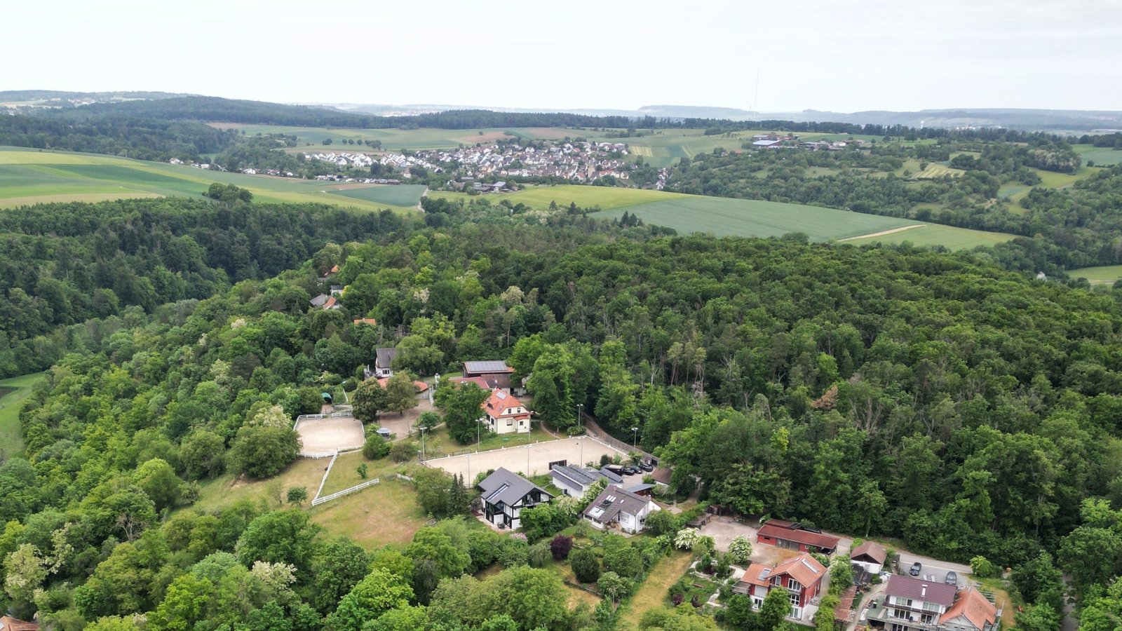Vorne die Sonnenberg-Siedlung in der Region Stuttgart, hinten Großglattbach in der Region Nordschwarzwald. Dass die Nachbarregion den Eberdinger Teilort nicht als Wohngebiet ansehen und daher einen geringeren Abstand zu geplanten Windkraftanlagen einhalten will, stößt in der Dreiergemeinde vielen sauer auf.  Foto: Küppers