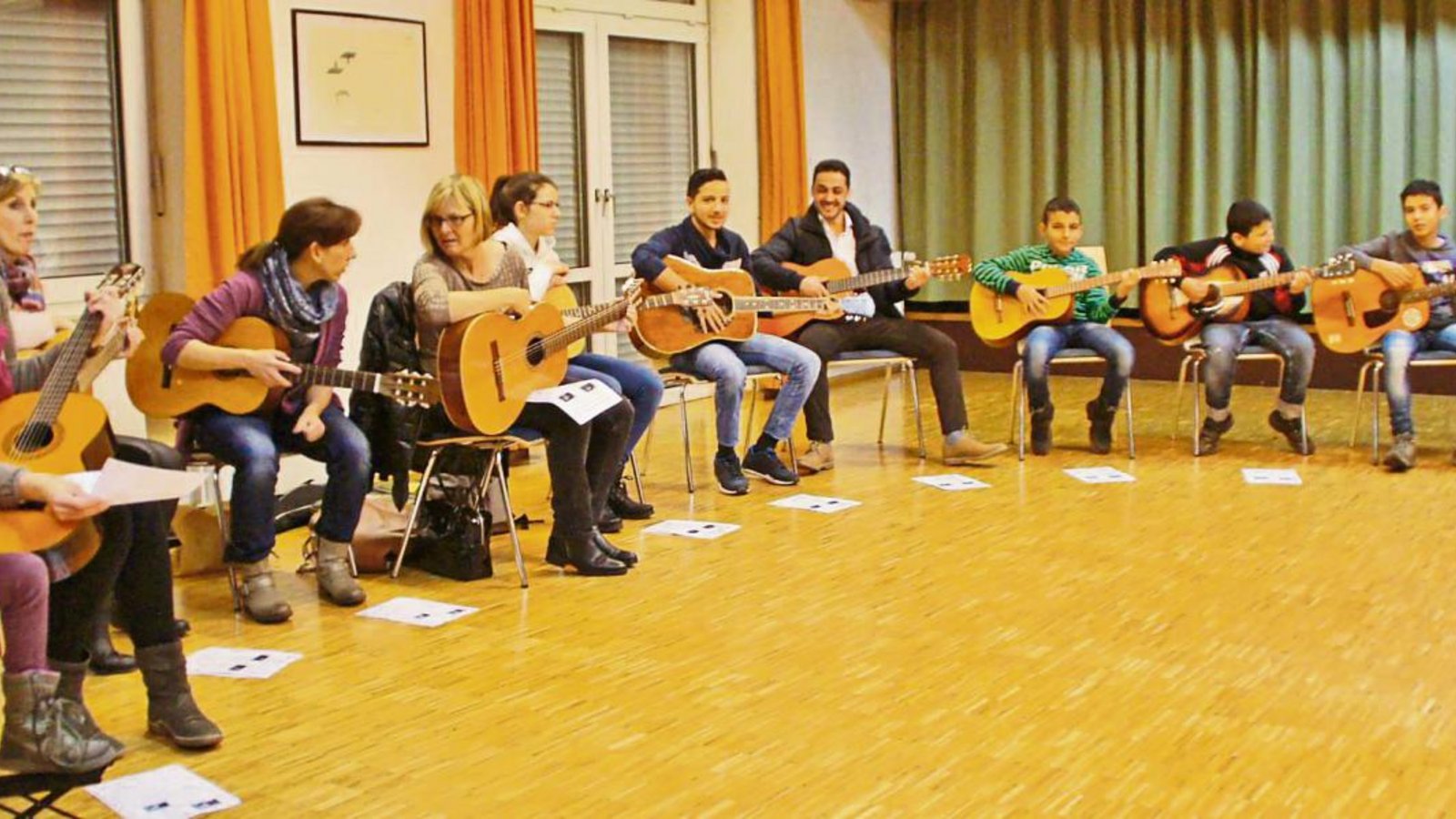 Der Gitarrenkurs in Sersheim ist ein voller Erfolg. Es konnte sogar für jeden Teilnehmer eine Gitarre organisiert werden. Flüchtlinge und Bürger musizieren hier gemeinsam.  Foto: p
