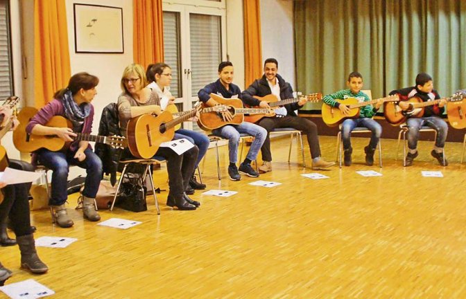 Der Gitarrenkurs in Sersheim ist ein voller Erfolg. Es konnte sogar für jeden Teilnehmer eine Gitarre organisiert werden. Flüchtlinge und Bürger musizieren hier gemeinsam.  Foto: p