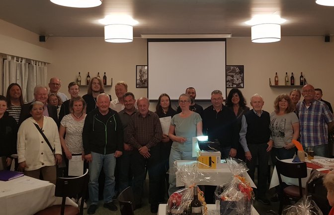Bei der Mitgliederhauptversammlung des TSV Hochdorf fanden sich über 50 Mitglieder des Sportvereins im neu umgebauten Vereinsheim am Pfaffenwald ein. Nach einer Schweigeminute und des Totengedenkens wurden den Anwesenden die vergangenen und bevorstehenden Tätigkeiten und Aufgaben des Sportvereins aufgezeigt. Nach der Entlastung der Vorstandschaft kam es zu den Wahlen. Mutlu Acar wurde zum 3. Vorsitzenden in den Vereinsausschuss gewählt. Im Amt des stellvertretenden Schatzmeisters wurde Matthias Neubauer bestätigt, ebenso Patricia Mayer als Gesamtjugendleiterin und Conny Schreiner und Ina Schönfelder als Kassenprüferinnen. Im Programmpunkt Ehrungen wurden langjährige Mitglieder mit Urkunden und Präsenten geehrt. <span class='image-autor'>Foto: p</span>