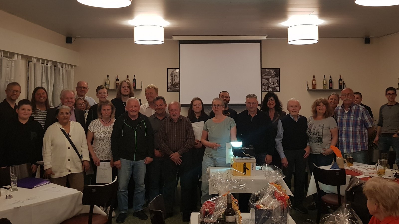 Bei der Mitgliederhauptversammlung des TSV Hochdorf fanden sich über 50 Mitglieder des Sportvereins im neu umgebauten Vereinsheim am Pfaffenwald ein. Nach einer Schweigeminute und des Totengedenkens wurden den Anwesenden die vergangenen und bevorstehenden Tätigkeiten und Aufgaben des Sportvereins aufgezeigt. Nach der Entlastung der Vorstandschaft kam es zu den Wahlen. Mutlu Acar wurde zum 3. Vorsitzenden in den Vereinsausschuss gewählt. Im Amt des stellvertretenden Schatzmeisters wurde Matthias Neubauer bestätigt, ebenso Patricia Mayer als Gesamtjugendleiterin und Conny Schreiner und Ina Schönfelder als Kassenprüferinnen. Im Programmpunkt Ehrungen wurden langjährige Mitglieder mit Urkunden und Präsenten geehrt. Foto: p Bei der Mitgliederhauptversammlung des TSV Hochdorf fanden sich über 50 Mitglieder des Sportvereins im neu umgebauten Vereinsheim am Pfaffenwald ein. Nach einer Schweigeminute und des Totengedenkens wurden den Anwesenden die vergangenen und bevorstehenden Tätigkeiten und Aufgaben des Sportvereins aufgezeigt. Nach der Entlastung der Vorstandschaft kam es zu den Wahlen. Mutlu Acar wurde zum 3. Vorsitzenden in den Vereinsausschuss gewählt. Im Amt des stellvertretenden Schatzmeisters wurde Matthias Neubauer bestätigt, ebenso Patricia Mayer als Gesamtjugendleiterin und Conny Schreiner und Ina Schönfelder als Kassenprüferinnen. Im Programmpunkt Ehrungen wurden langjährige Mitglieder mit Urkunden und Präsenten geehrt. Foto: p