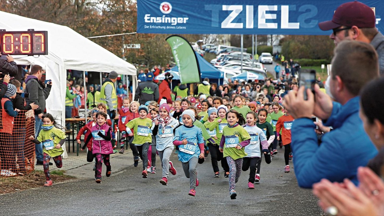 Die Königsdisziplin heißt auch in Nussdorf mittlerweile Schülerlauf. Die Mädchen U 8 legen hoch motiviert einen Massenstart hin, hautnah beobachtet von Eltern und Geschwistern. Fotos: Küppers Die Königsdisziplin heißt auch in Nussdorf mittlerweile Schülerlauf. Die Mädchen U 8 legen hoch motiviert einen Massenstart hin, hautnah beobachtet von Eltern und Geschwistern. Fotos: Küppers