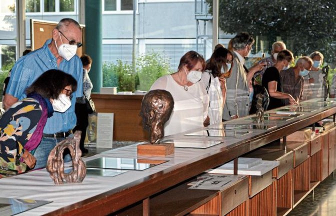 Großes Interesse für die Ausstellung im Foyer der Stromberghalle. Fotos: Stahlfeld