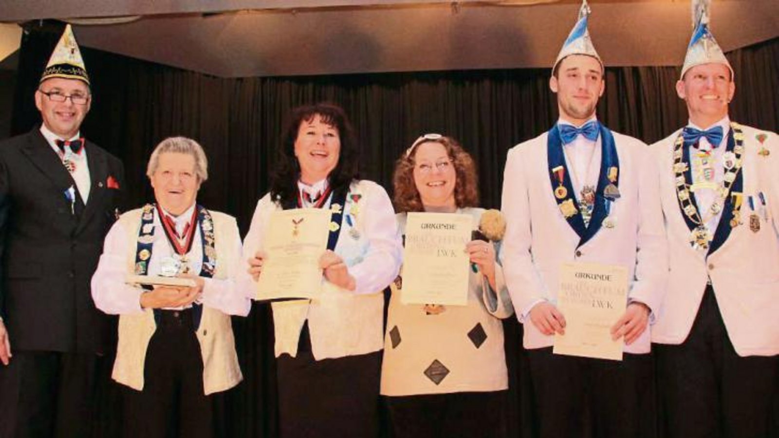 Jürgen Heugel ehrte am Samstagabend beim Ordensabend (von links): Marie Heinrich, Sonja Walter (aus Oberriexingen), Angelina Senn und Timo Dodenhöft (aus Oberriexingen). Mit ihnen feiert Präsident Karsten Walter.  Foto: Rostek