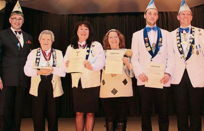 Jürgen Heugel ehrte am Samstagabend beim Ordensabend (von links): Marie Heinrich, Sonja Walter (aus Oberriexingen), Angelina Senn und Timo Dodenhöft (aus Oberriexingen). Mit ihnen feiert Präsident Karsten Walter.  Foto: Rostek