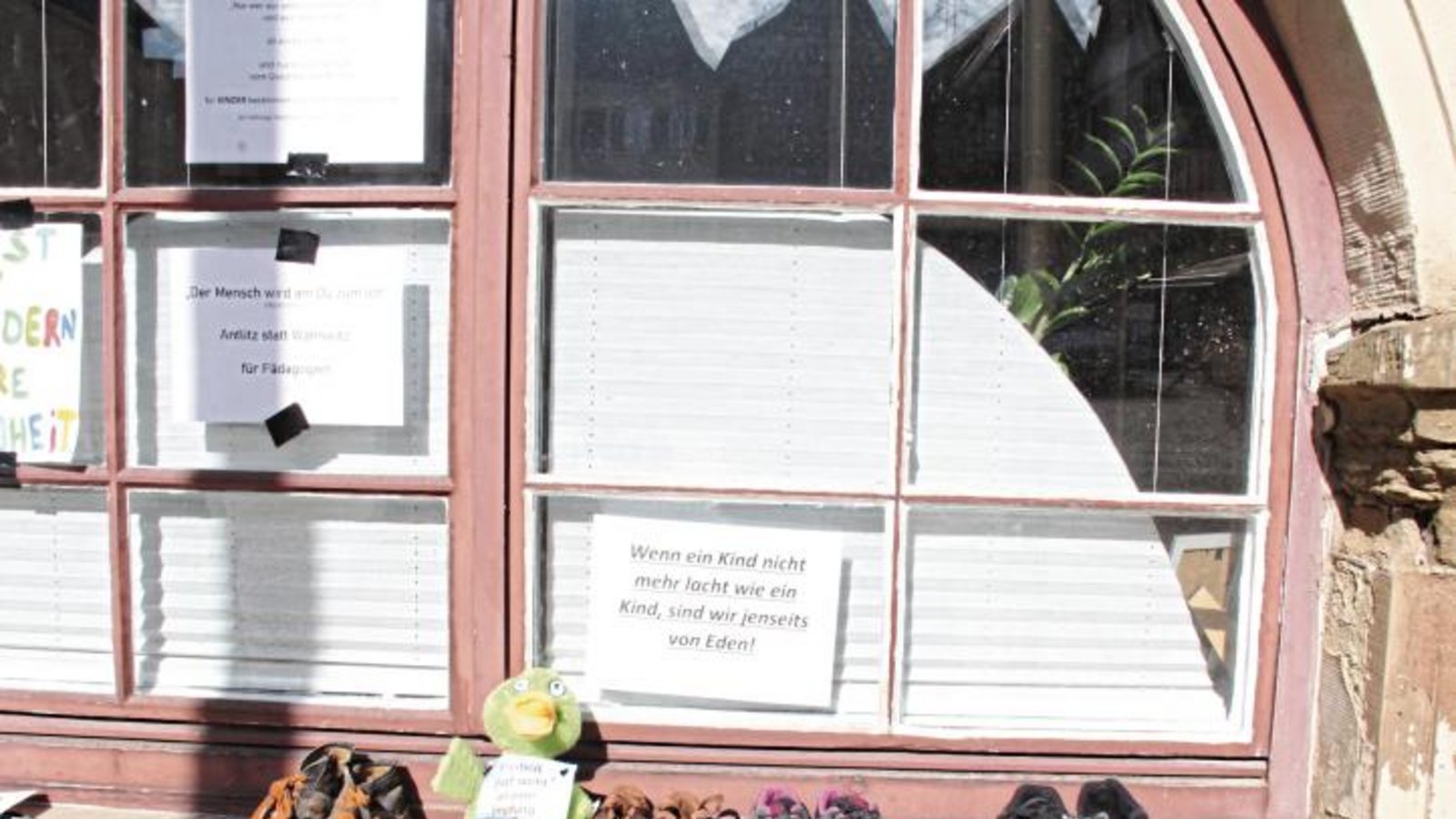 Eltern stellten Schuhe und Plüschtiere auf die Fensterbank des Vaihinger Rathauses. Foto: Stogios Eltern stellten Schuhe und Plüschtiere auf die Fensterbank des Vaihinger Rathauses. Foto: Stogios
