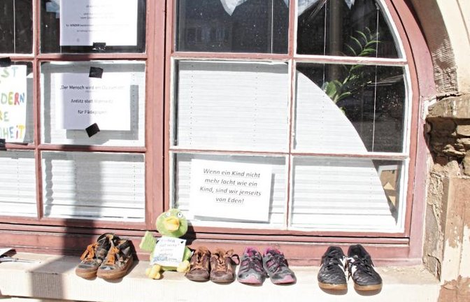 Eltern stellten Schuhe und Plüschtiere auf die Fensterbank des Vaihinger Rathauses.  Foto: Stogios