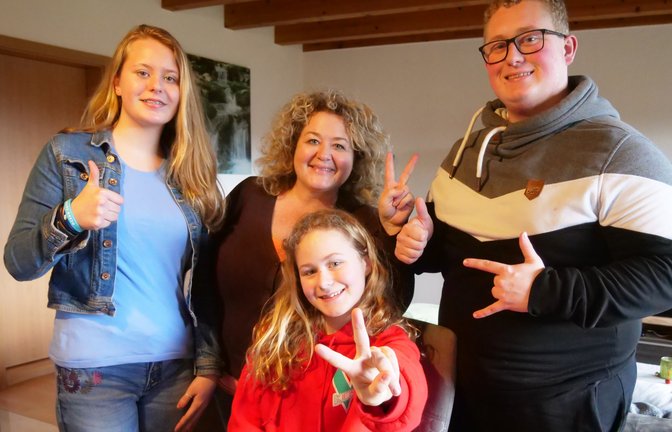 Die Familie drückt die Daumen: Lea, Susanne und Max Kühner (hinten, von links) sind bereits gespannt, wie der Auftritt von Mia in der Show „The Voice Kids“ von der Produktion geschnitten wurde. <span class='image-autor'>Foto: Friedrich</span>