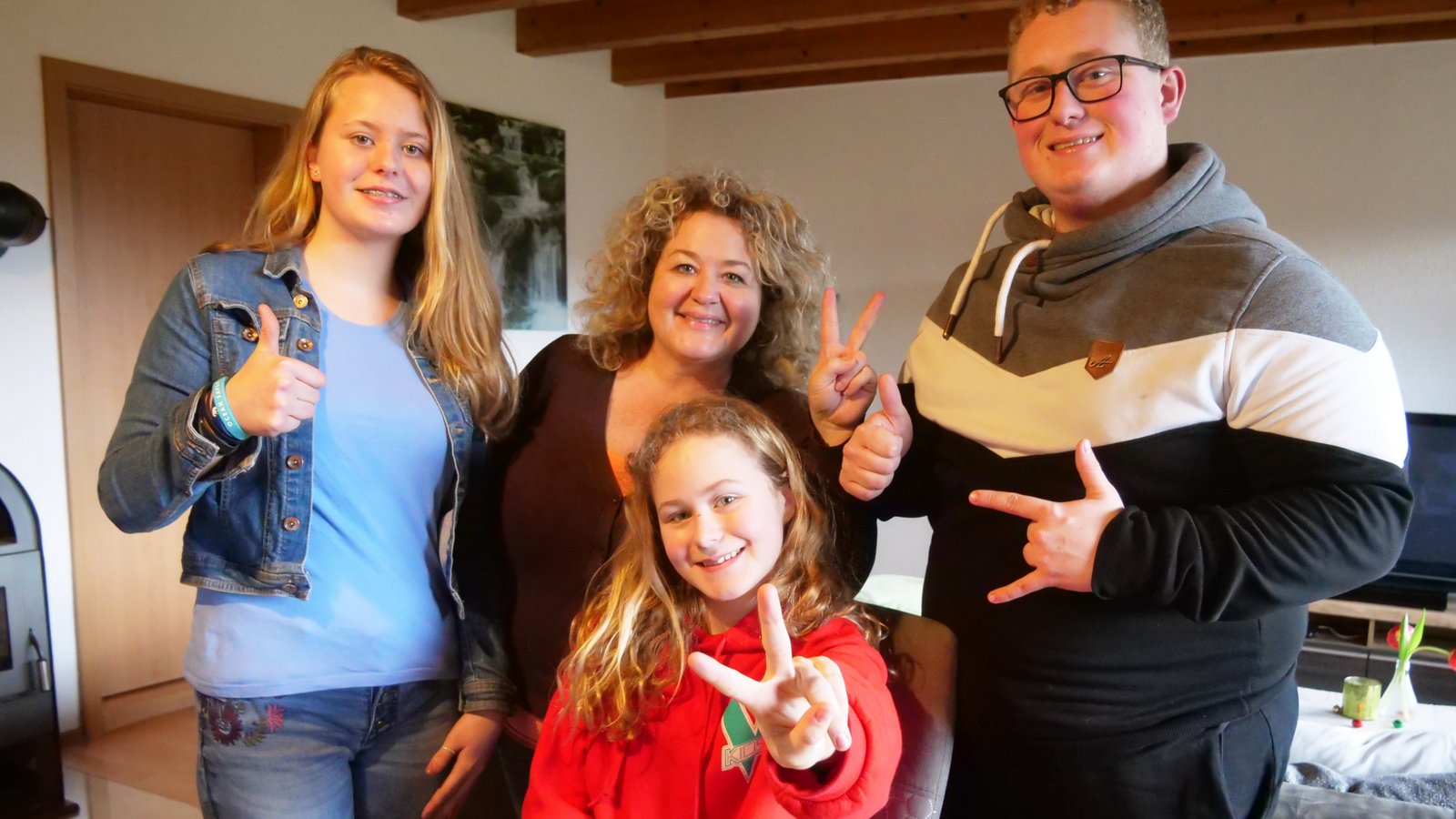 Die Familie drückt die Daumen: Lea, Susanne und Max Kühner (hinten, von links) sind bereits gespannt, wie der Auftritt von Mia in der Show „The Voice Kids“ von der Produktion geschnitten wurde. Foto: Friedrich