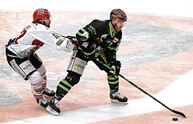 Die Defensive der Bietigheim Steelers um Kapitän Nikolai Goc (von rechts) hat gegen die Wölfe Freiburg mit Andreé Hult hervorragend gearbeitet und viele Schüsse abgeblockt. Foto: Baumann