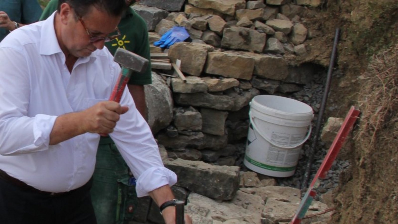 Trockenmauern prägen die Landschaft auch entlang der Enz. Landwirtschaftsminister Peter Hauk packte 2028 bei einer Trockenmauersanierung in Roßwag mit an.  Archivfoto: Banholzer/VKZ