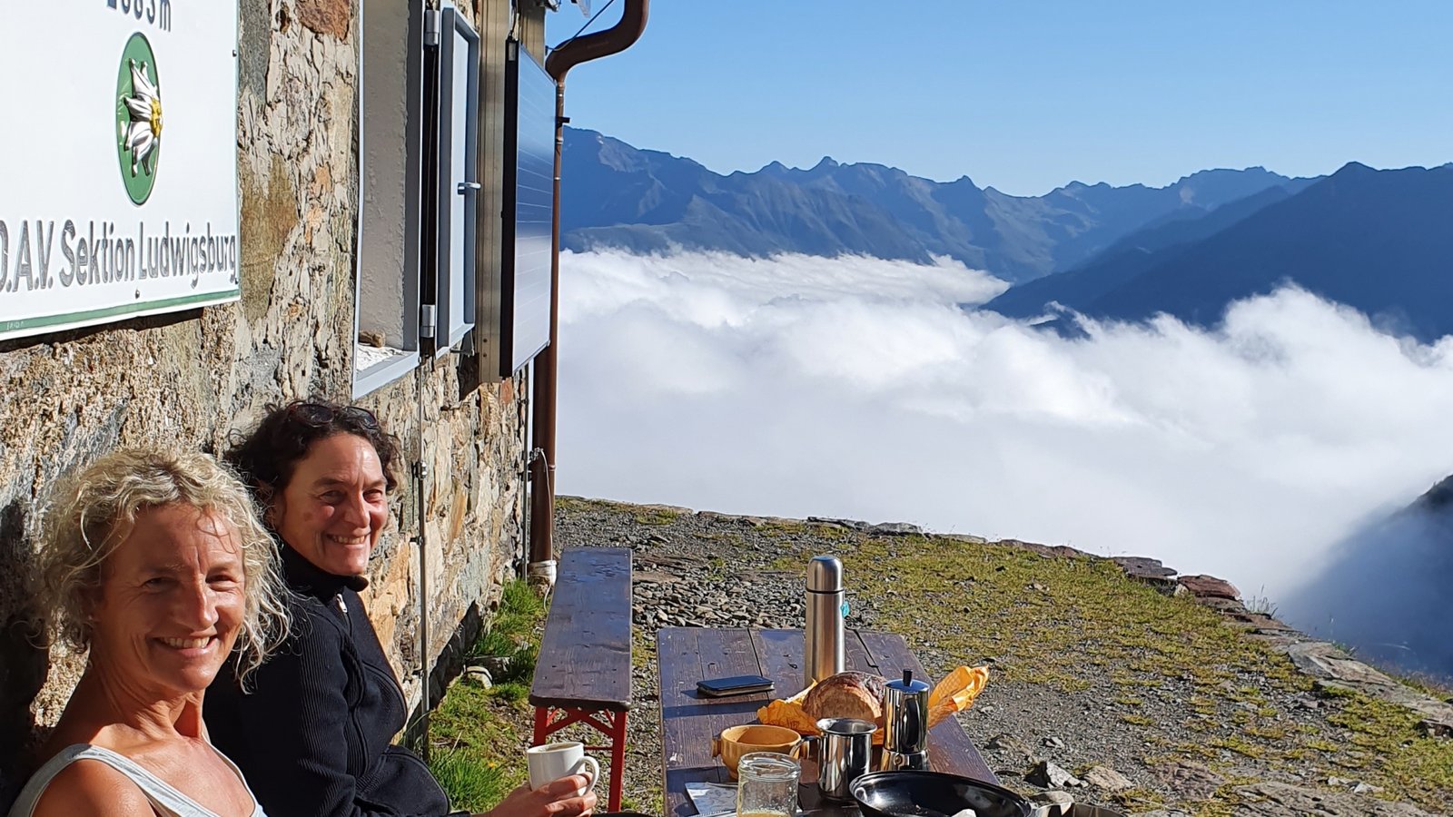 Sagenhafte Ausblicke bieten ein Frühstück über dem Nebelmeer vor der Hauerseehütte (links) oder der Gipfel des Fundusfeilers.  Fotos: p