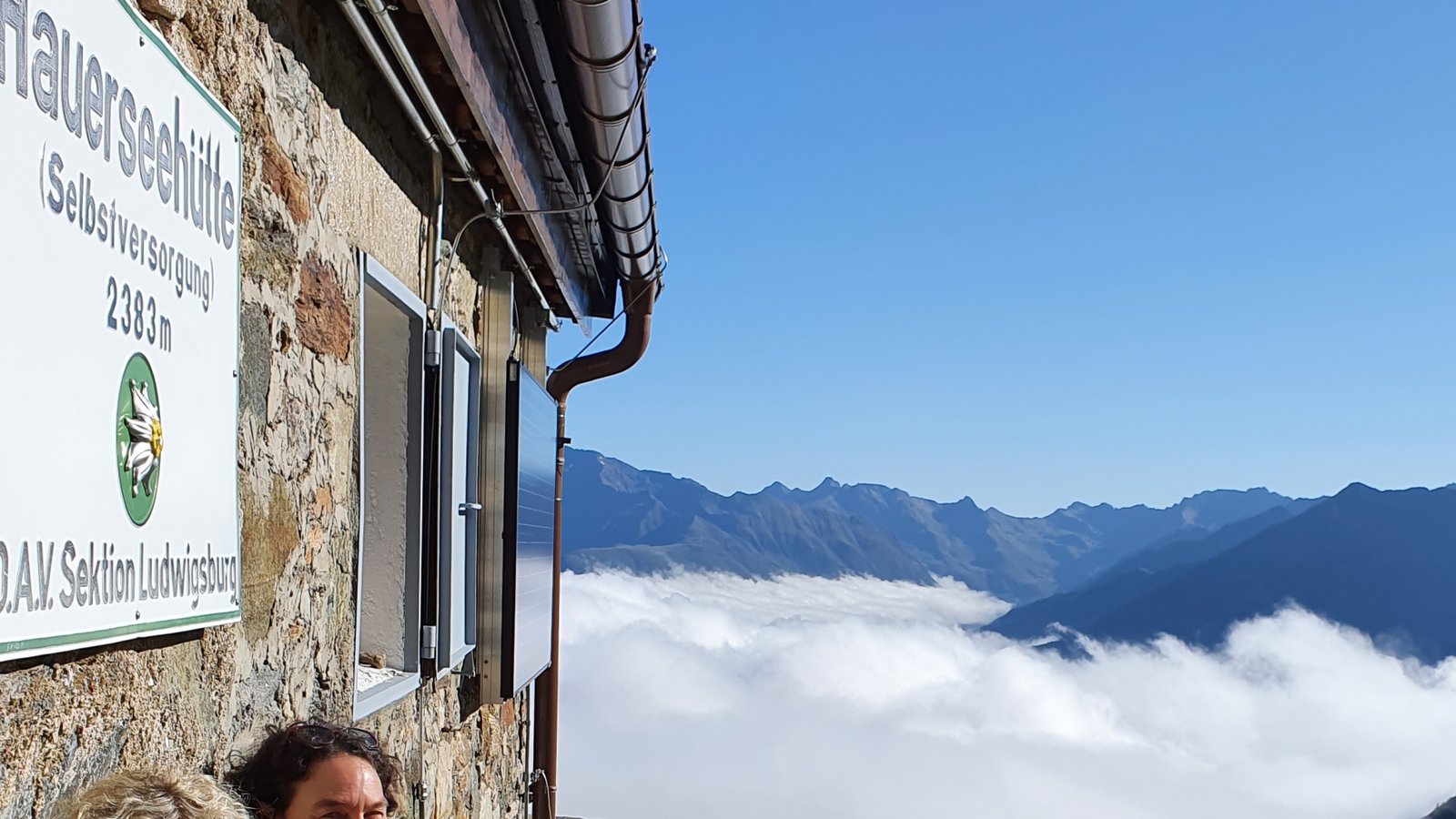 Sagenhafte Ausblicke bieten ein Frühstück über dem Nebelmeer vor der Hauerseehütte (links) oder der Gipfel des Fundusfeilers. Fotos: p Sagenhafte Ausblicke bieten ein Frühstück über dem Nebelmeer vor der Hauerseehütte (links) oder der Gipfel des Fundusfeilers. Fotos: p