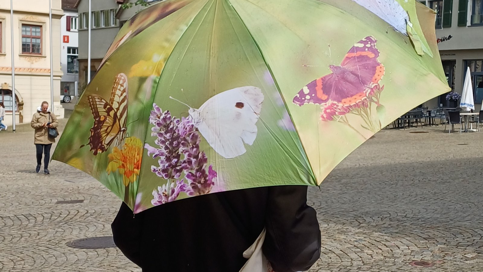 Dieser Regenschirm macht doch mal richtig gute Laune.  Foto: Rücker