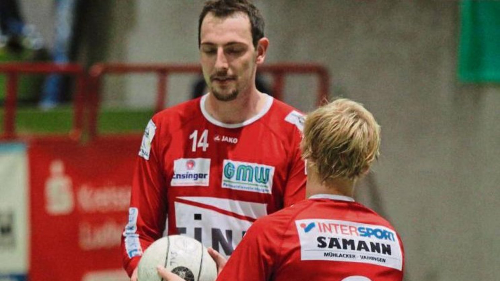 Daniel Wörsinger (von rechts) übergibt Marc Krüger den Ball, damit der Angreifer des TV Vaihingen die nächste Angabe ausführen kann. Hoffentlich ist das am Wochenende ein Bild mit Seltenheitswert. Foto: Nachreiner Daniel Wörsinger (von rechts) übergibt Marc Krüger den Ball, damit der Angreifer des TV Vaihingen die nächste Angabe ausführen kann. Hoffentlich ist das am Wochenende ein Bild mit Seltenheitswert. Foto: Nachreiner