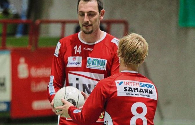 Daniel Wörsinger (von rechts) übergibt Marc Krüger den Ball, damit der Angreifer des TV Vaihingen die nächste Angabe ausführen kann. Hoffentlich ist das am Wochenende ein Bild mit Seltenheitswert. Foto: Nachreiner