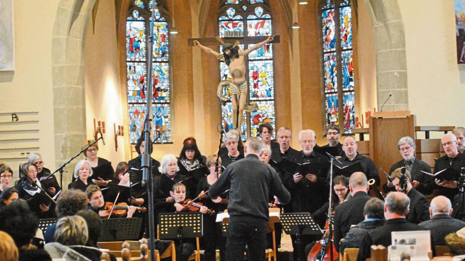 Die „Passion nach dem Heiligen Evangelisten Matthäus“ lässt die Kirchenbesucher strömen. Foto: Stahlfeld Die „Passion nach dem Heiligen Evangelisten Matthäus“ lässt die Kirchenbesucher strömen. Foto: Stahlfeld