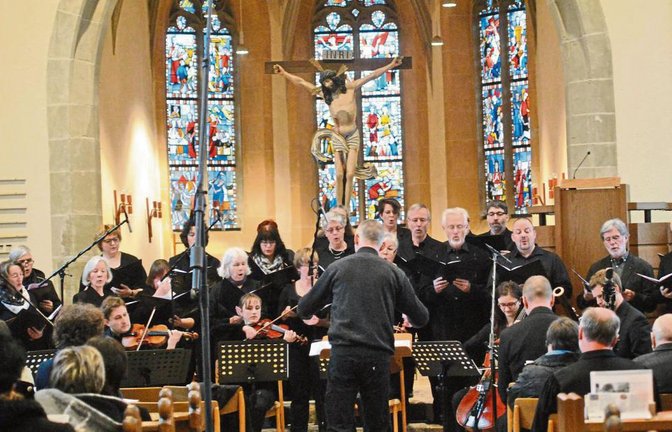 Die „Passion nach dem Heiligen Evangelisten Matthäus“ lässt die Kirchenbesucher strömen. Foto: Stahlfeld