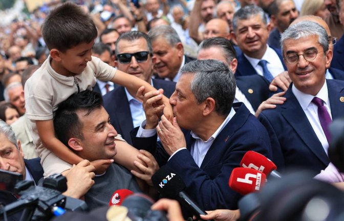 Umgeben von Unterstützern: Nachdem Özgür Özel als Vorsitzender der größten türkischen Oppositionspartei CHP abgesetzt worden war, gründete er Ende Juli die Yeni Parti (Neue Partei).<span class='image-autor'>AFP Photo/Yeni Party Press Office/Handout/AFP</span>