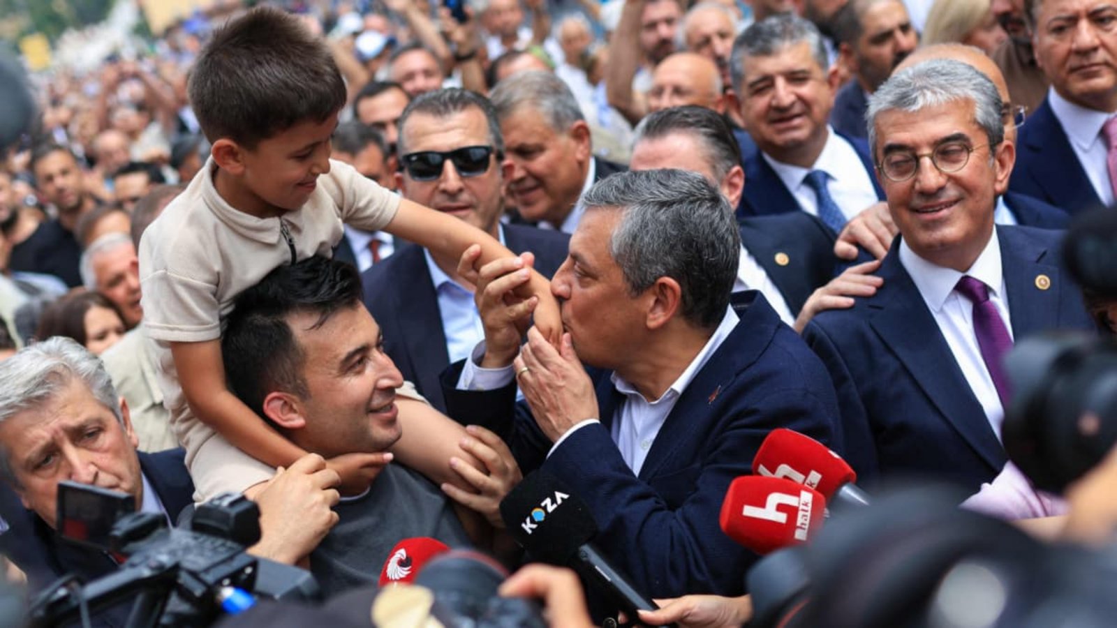 Umgeben von Unterstützern: Nachdem Özgür Özel als Vorsitzender der größten türkischen Oppositionspartei CHP abgesetzt worden war, gründete er Ende Juli die Yeni Parti (Neue Partei).AFP Photo/Yeni Party Press Office/Handout/AFP Umgeben von Unterstützern: Nachdem Özgür Özel als Vorsitzender der größten türkischen Oppositionspartei CHP abgesetzt worden war, gründete er Ende Juli die Yeni Parti (Neue Partei).AFP Photo/Yeni Party Press Office/Handout/AFP