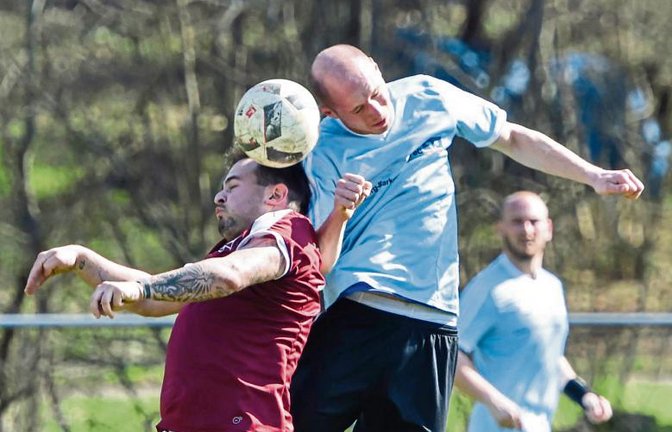 Pasquale Arena (links) und A-Ligist SV Riet kämpfen heute Abend gegen den TSV Flacht ebenso wie Lukas Glaser (rechts) und Bezirksligist SGM Riexingen beim TSV Grünbühl um den Einzug ins Bezirkspokalhalbfinale.  Foto: Leitner