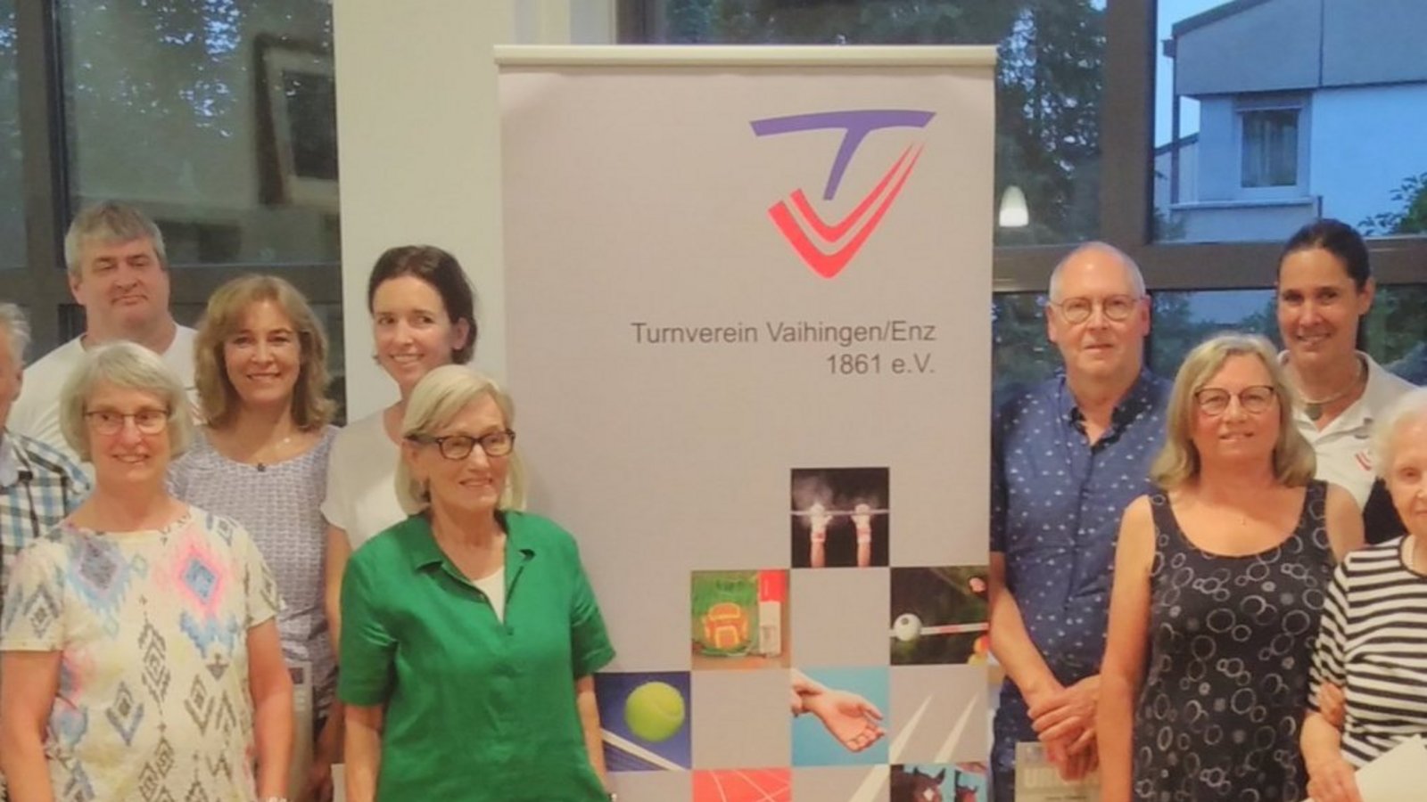 Geehrte und Vorstand des TVV bei der Mitgliederversammlung. Foto: p