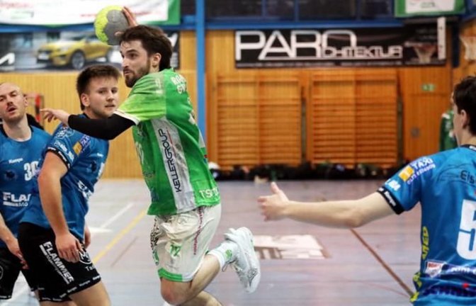 Im Spiel gegen die Spvgg Mössingen im Februar war Florian Ruoff (Mi.) noch für die TSF Ditzingen am Ball - nun ist er im Handball-Ruhestand.<span class='image-autor'>Andreas Gorr</span>