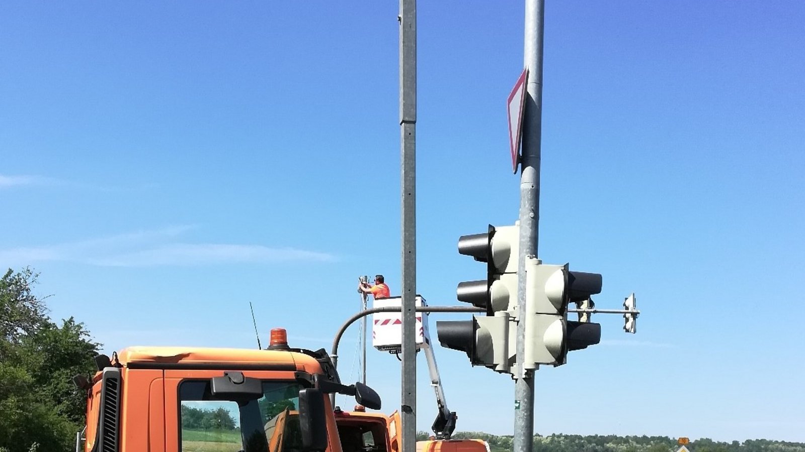 An der Ampel am Vaihiniger Eck – B 10/Stuttgarter Straße – werden derzeit die Steuergeräte ausgetauscht. Deswegen regelt eine provisorische Anlage bis zum heutigen Freitag den Verkehr.  Foto: Arning