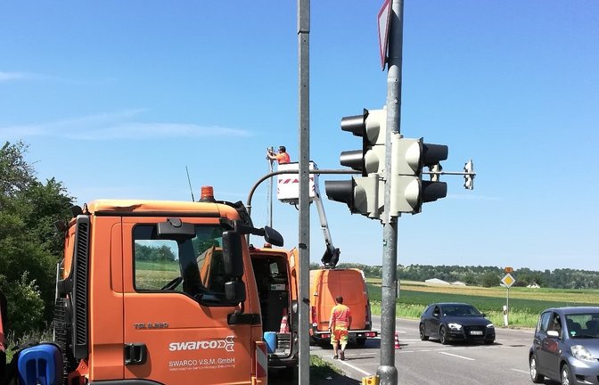 An der Ampel am Vaihiniger Eck – B 10/Stuttgarter Straße – werden derzeit die Steuergeräte ausgetauscht. Deswegen regelt eine provisorische Anlage bis zum heutigen Freitag den Verkehr.  <span class='image-autor'>Foto: Arning</span>