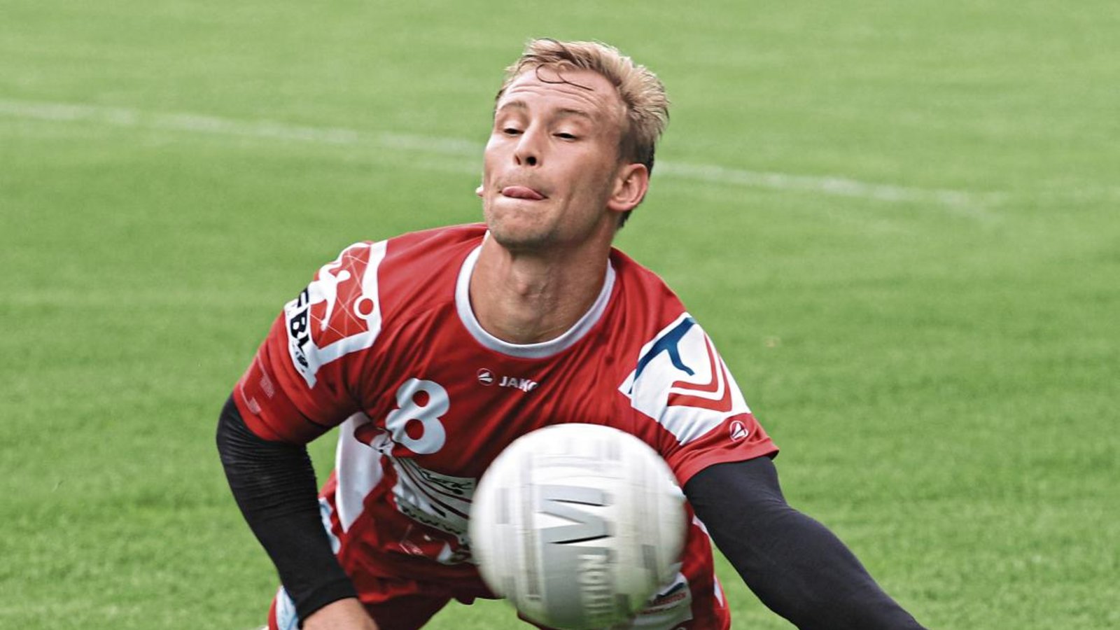Daniel Wörsinger (Foto) und die TVV-Abwehrspieler bekommen es mit einem der besten deutschen Angreifer zu tun, wenn er in Form ist: Rosenheims Steve Schmutzler. Foto: Nachreiner Daniel Wörsinger (Foto) und die TVV-Abwehrspieler bekommen es mit einem der besten deutschen Angreifer zu tun, wenn er in Form ist: Rosenheims Steve Schmutzler. Foto: Nachreiner
