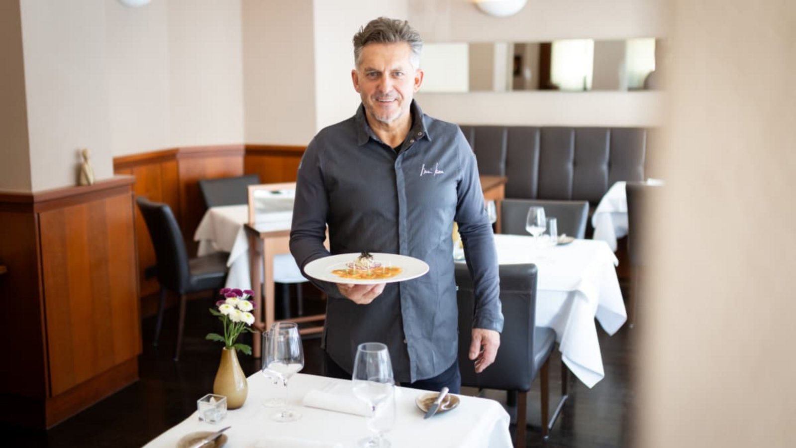 Küchenchef Armin Karrer in seinem Restaurant armand. Er hat ein Sashimi vom Färör Lachs (mit Soja, Kohlrabi, Nori-Alge und Radieschen) zubereitet.Lichtgut/Julian Rettig Küchenchef Armin Karrer in seinem Restaurant armand. Er hat ein Sashimi vom Färör Lachs (mit Soja, Kohlrabi, Nori-Alge und Radieschen) zubereitet.Lichtgut/Julian Rettig
