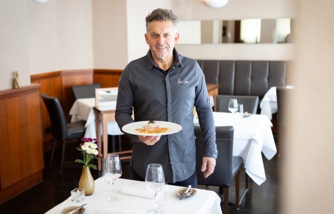 Küchenchef Armin Karrer in seinem Restaurant armand. Er hat ein Sashimi vom Färör Lachs (mit Soja, Kohlrabi, Nori-Alge und Radieschen) zubereitet.<span class='image-autor'>Lichtgut/Julian Rettig</span>