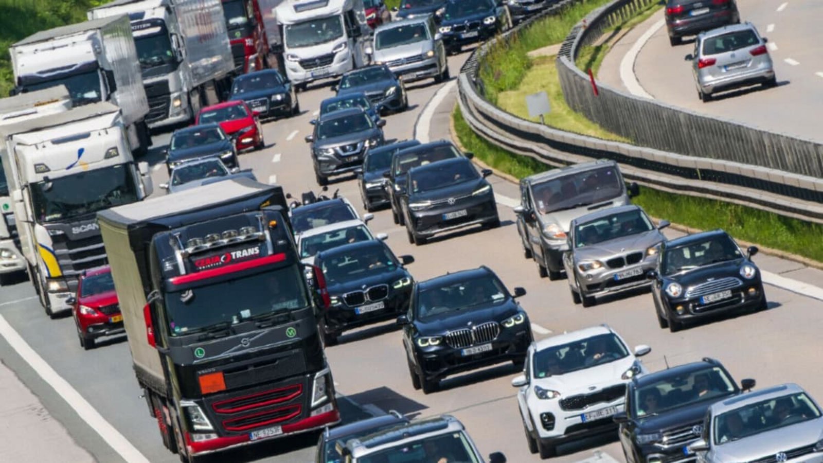 Das Sonntagsfahrverbot für Lkw in Baden-Württemberg wird ausgesetzt (Symbolbild).Peter Kneffel/dpa Das Sonntagsfahrverbot für Lkw in Baden-Württemberg wird ausgesetzt (Symbolbild).Peter Kneffel/dpa