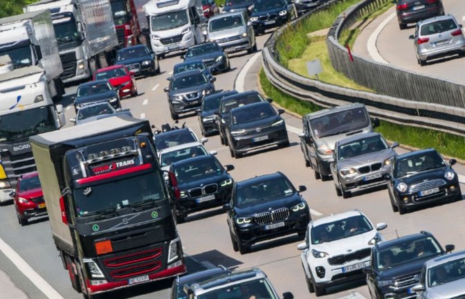 Das Sonntagsfahrverbot für Lkw in Baden-Württemberg wird ausgesetzt (Symbolbild).<span class='image-autor'>Peter Kneffel/dpa</span>