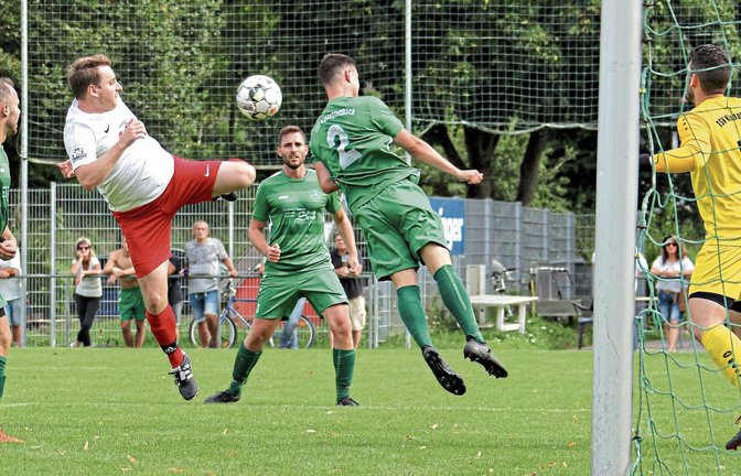 Umgeben von drei Abwehrspielern versucht Johannes Wizemann einen Torschuss, doch er trifft den Ball nicht richtig und Torwart Tobias Linder ist ohnehin der Bewahrer der Null. Foto: Küppers