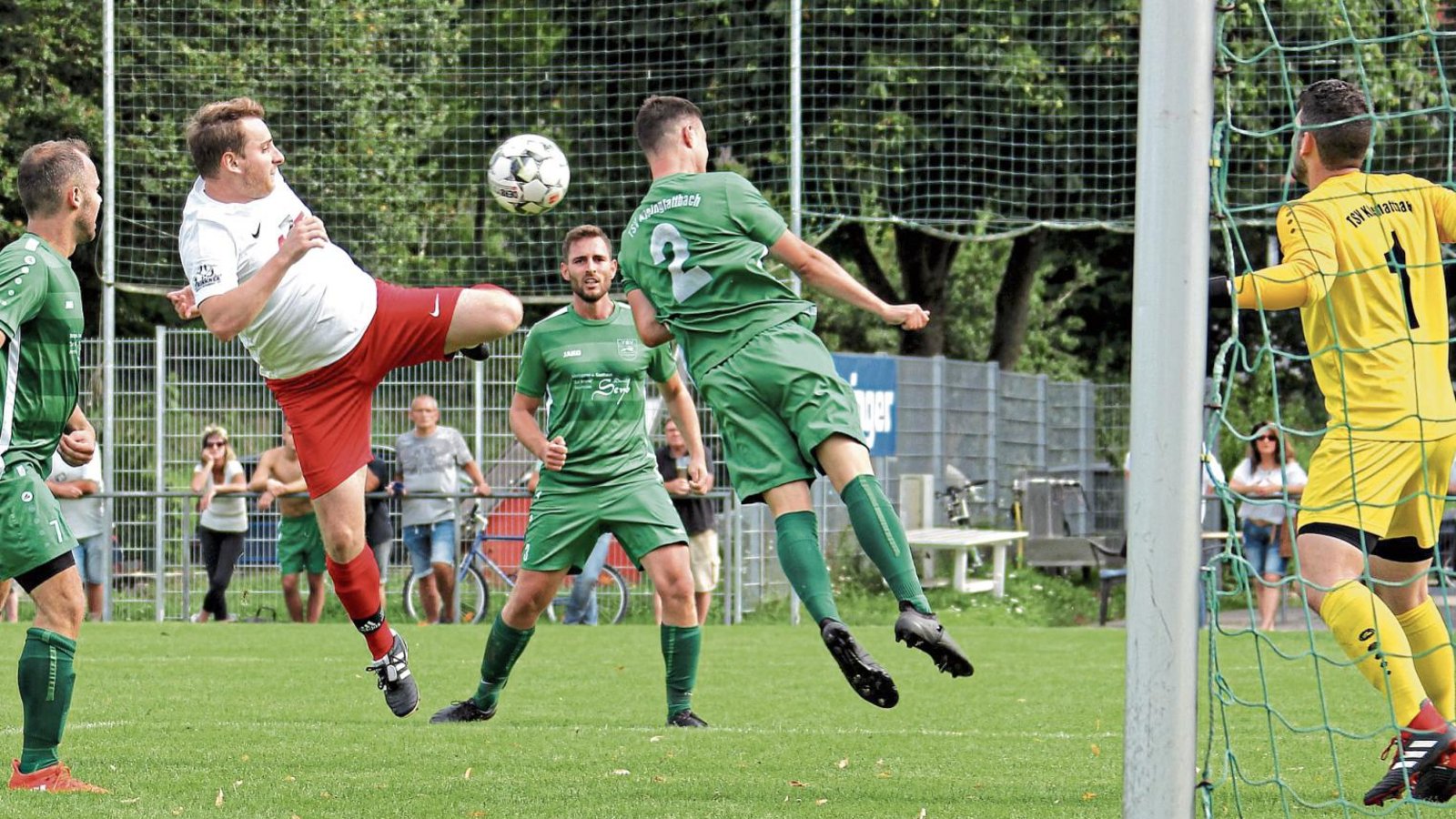 Umgeben von drei Abwehrspielern versucht Johannes Wizemann einen Torschuss, doch er trifft den Ball nicht richtig und Torwart Tobias Linder ist ohnehin der Bewahrer der Null. Foto: Küppers