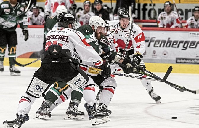 Viel Kampf hatten die Steelers gegen den EC Bad Tölz zu überstehen – hier wird Bietigheims Tyler McNeely (Mitte) von Tom Horschel und Christian Kolacny in die Mangel genommen, Constantin Ontl sichert ab –, bis sie den 4:3-Sieg eingefahren hatten. Foto: Simecek