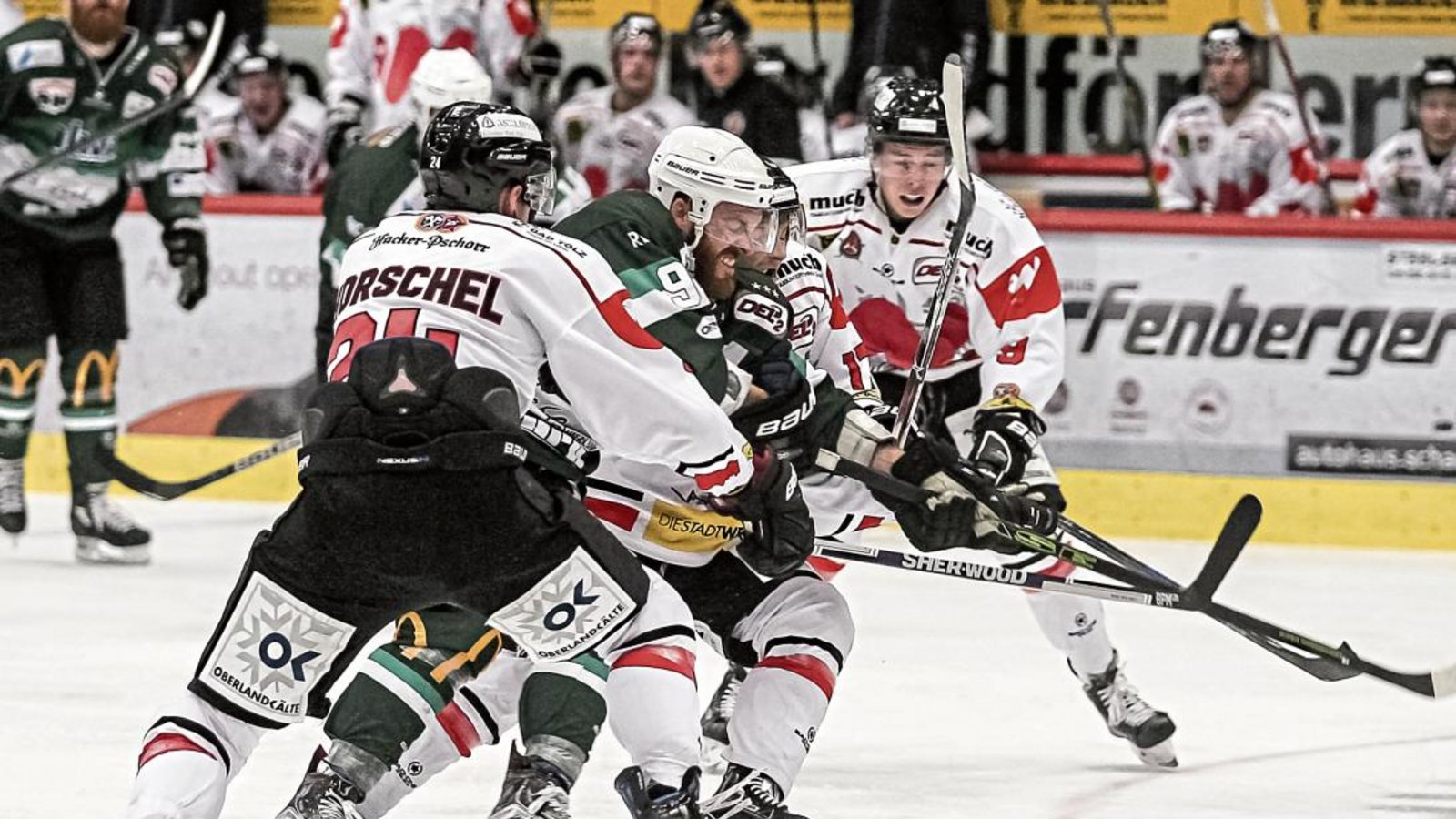 Viel Kampf hatten die Steelers gegen den EC Bad Tölz zu überstehen – hier wird Bietigheims Tyler McNeely (Mitte) von Tom Horschel und Christian Kolacny in die Mangel genommen, Constantin Ontl sichert ab –, bis sie den 4:3-Sieg eingefahren hatten. Foto: Simecek Viel Kampf hatten die Steelers gegen den EC Bad Tölz zu überstehen – hier wird Bietigheims Tyler McNeely (Mitte) von Tom Horschel und Christian Kolacny in die Mangel genommen, Constantin Ontl sichert ab –, bis sie den 4:3-Sieg eingefahren hatten. Foto: Simecek