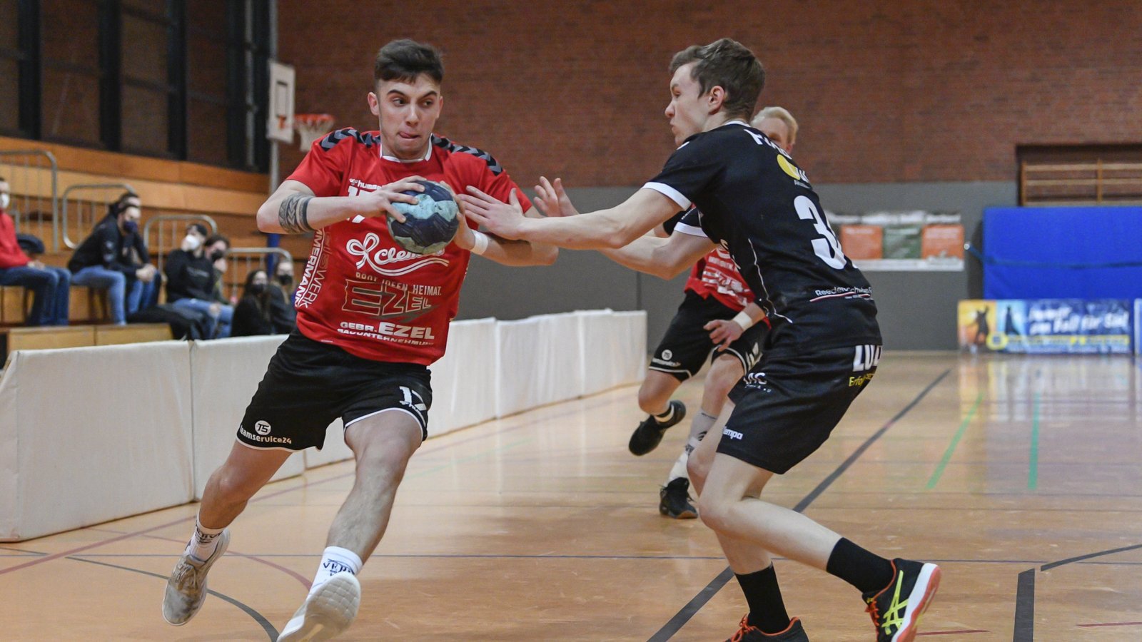 Auf Louis Engel (links) und die Handballer des HC Metter-Enz kommt vor allem in der Abwehr viel Arbeit bei HB Ludwigsburg II zu. Foto: Leitner Auf Louis Engel (links) und die Handballer des HC Metter-Enz kommt vor allem in der Abwehr viel Arbeit bei HB Ludwigsburg II zu. Foto: Leitner