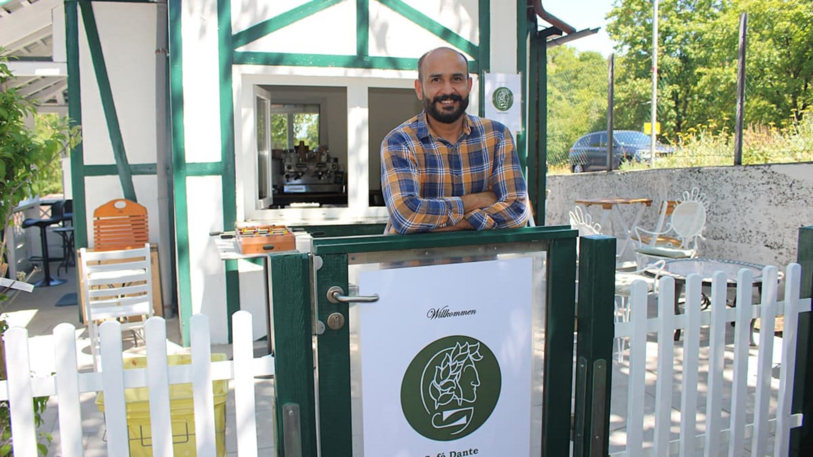 Auf dem Haigst im Stuttgarter Stadtbezirk Degerloch, unmittelbar an der Neuen Weinsteige, hat kürzlich das Café Dante eröffnet. In dem winzigen Häusle gibt es Eis und Getränke, bald soll Pizza dazukommen. Warum der Neu-Gastronom Ahmad Ikhlaq den allgegenwärtigen Verkehrslärm in Kauf nimmt.Caroline Holowiecki Auf dem Haigst im Stuttgarter Stadtbezirk Degerloch, unmittelbar an der Neuen Weinsteige, hat kürzlich das Café Dante eröffnet. In dem winzigen Häusle gibt es Eis und Getränke, bald soll Pizza dazukommen. Warum der Neu-Gastronom Ahmad Ikhlaq den allgegenwärtigen Verkehrslärm in Kauf nimmt.Caroline Holowiecki