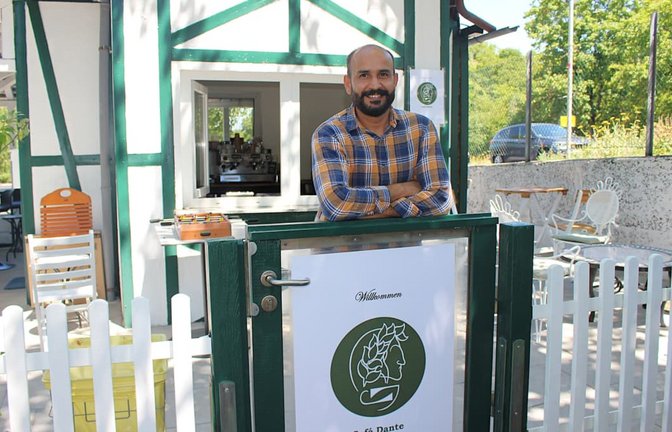 Auf dem Haigst im Stuttgarter Stadtbezirk Degerloch, unmittelbar an der Neuen Weinsteige, hat kürzlich das Café Dante eröffnet. In dem winzigen Häusle gibt es Eis und Getränke, bald soll Pizza dazukommen. Warum der Neu-Gastronom Ahmad Ikhlaq den allgegenwärtigen Verkehrslärm in Kauf nimmt.<span class='image-autor'>Caroline Holowiecki</span>