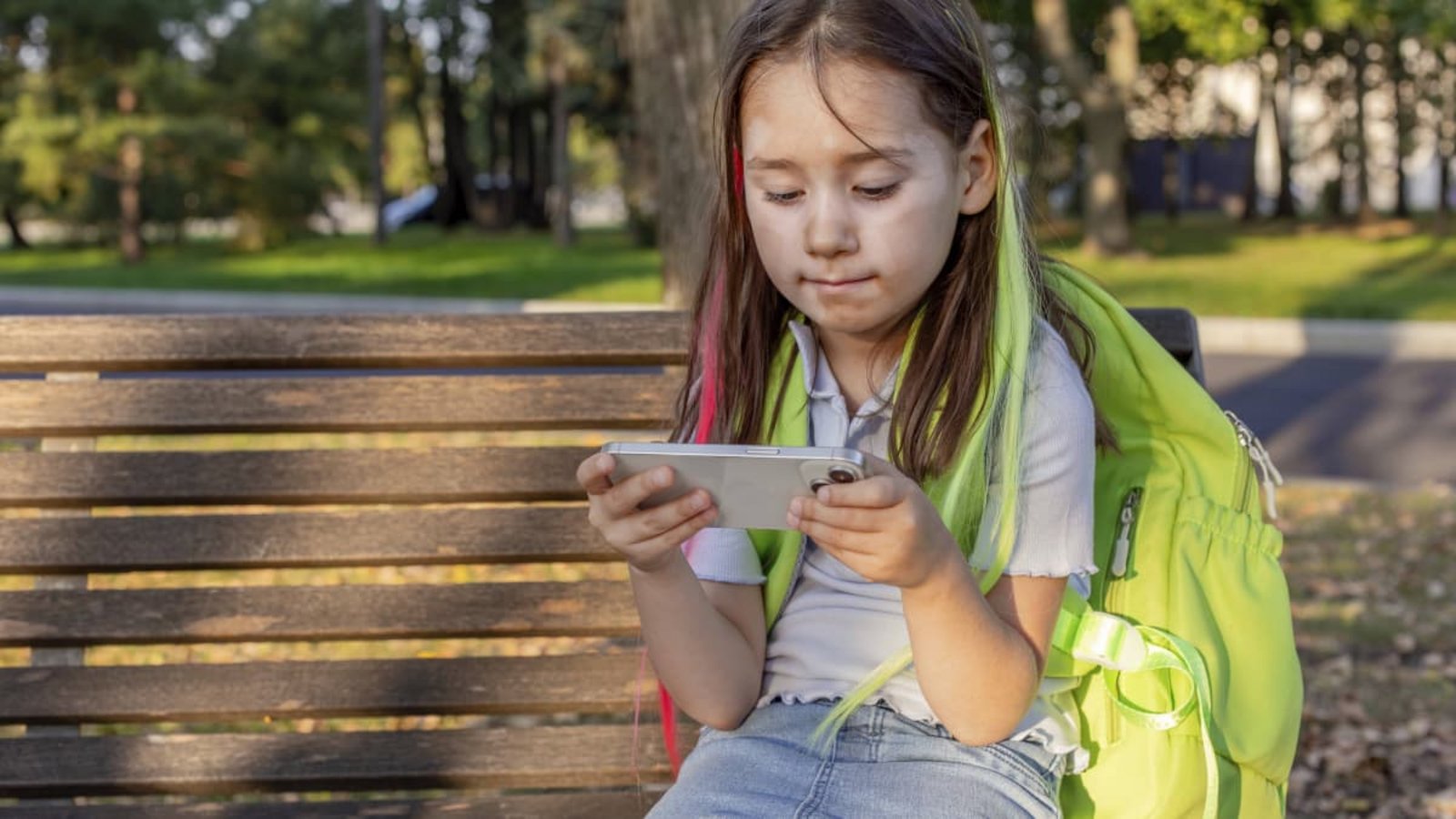Ständiger Begleiter: Kinder bekommen inzwischen immer häufiger schon in der Grundschule ein Smartphone. Wissenschaftler raten davon ab.IMAGO/imageBROKER/Natasha Zakharova Ständiger Begleiter: Kinder bekommen inzwischen immer häufiger schon in der Grundschule ein Smartphone. Wissenschaftler raten davon ab.IMAGO/imageBROKER/Natasha Zakharova