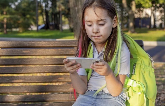 Ständiger Begleiter: Kinder bekommen inzwischen immer häufiger schon in der Grundschule ein Smartphone. Wissenschaftler raten davon ab.<span class='image-autor'>IMAGO/imageBROKER/Natasha Zakharova</span>