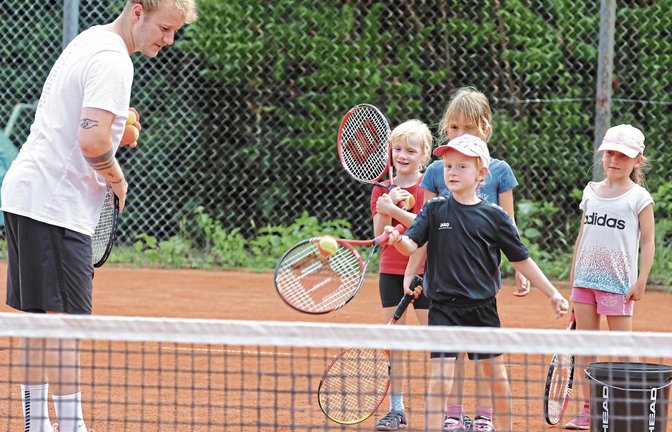 Bei manchen der jüngsten Kinder hat es schon ganz gut geklappt, den Ball sowohl mit der Vor- als auch der Rückhand zu treffen.  Foto: Nachreiner