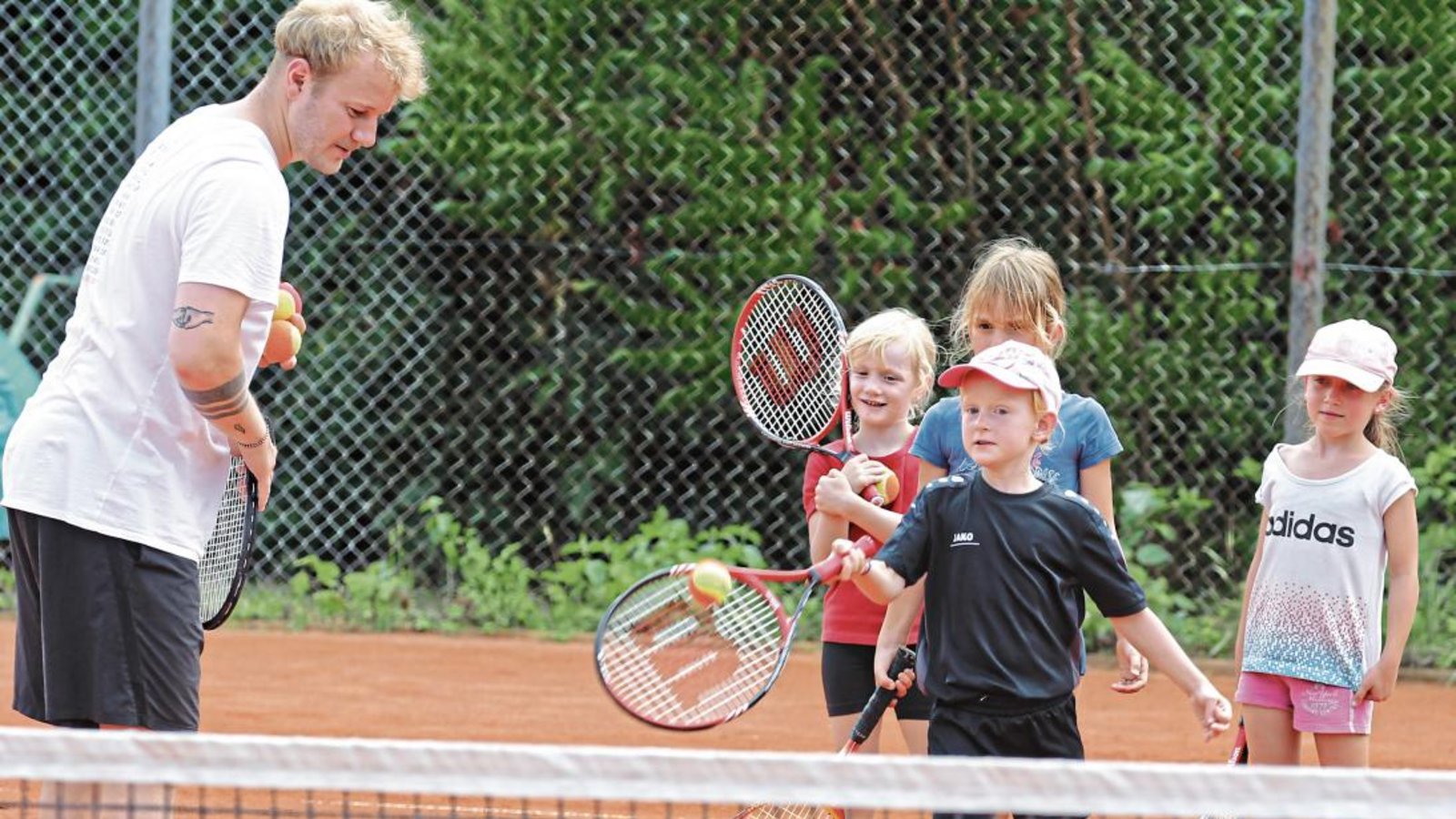 Bei manchen der jüngsten Kinder hat es schon ganz gut geklappt, den Ball sowohl mit der Vor- als auch der Rückhand zu treffen.  Foto: Nachreiner