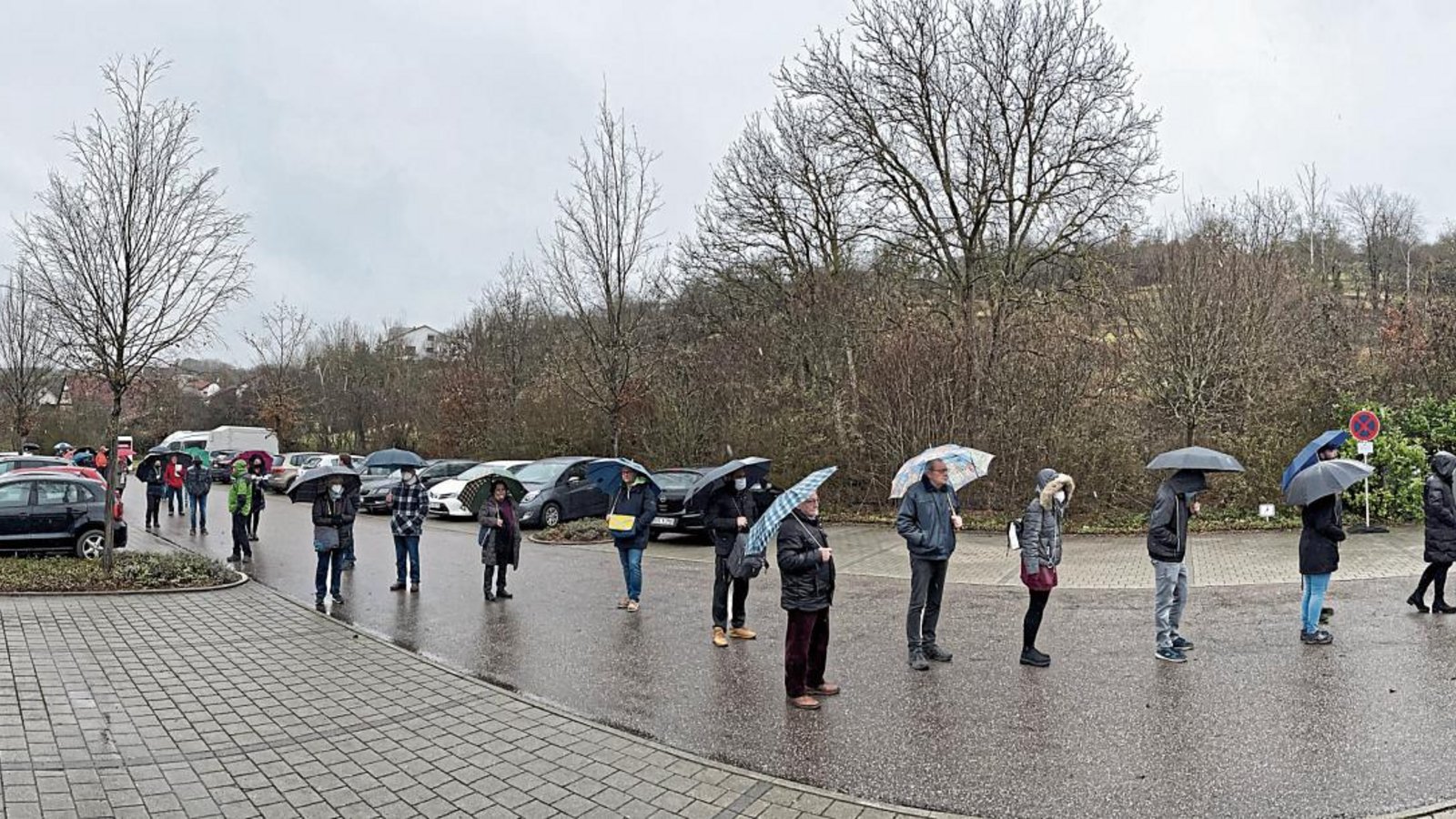 Vor der Eberdinger Sporthalle bildete sich lange vor dem eigentlichen Beginn der Impfaktion eine lange Schlange. Eine Terminvergabe war dort vorab nicht möglich. Foto: Grünwald Vor der Eberdinger Sporthalle bildete sich lange vor dem eigentlichen Beginn der Impfaktion eine lange Schlange. Eine Terminvergabe war dort vorab nicht möglich. Foto: Grünwald